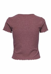 Růžová krátkosrstá blůza s vlnkovaným lemem. Měkká textura, přiléhavý střih a kulatý výstřih.