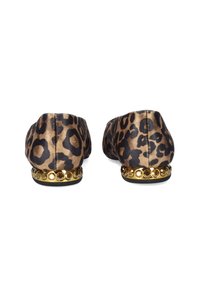 Bailarinas con estampado de leopardo y acabado satinado, con un acento de tachuelas doradas en el tacón y suela de goma negra.