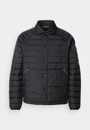 Kurtka puchowa w kolorze czarnym, z kołnierzem, poziomym pikowaniem, zatrzaskami, kieszeniami bocznymi oraz kontrastową zieloną podszewką.