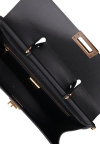 Borsa a mano in pelle nera con finitura testurizzata, dotata di accessori dorati, scomparto con zip e design aperto per un accesso facile.
