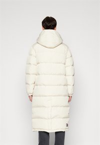 Tommy Jeans ALASKA LONG PUFFER - Piumino lungo - beige
