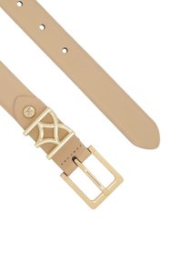 Beige leren riem met een goudkleurige metalen gesp met een geometrisch ontwerp, aangevuld met meerdere verstellingsgaten langs de riem.