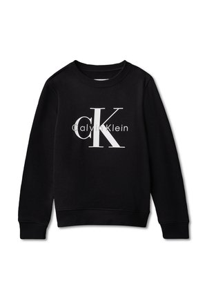 Svart genser med lange ermer, ribbestrikkede mansjetter og linning, med en stor hvit "cK Calvin Klein"-logo sentrert på forsiden.