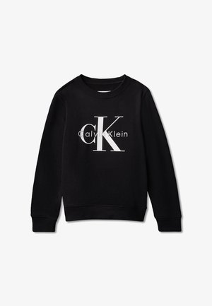 Svart genser med lange ermer, ribbestrikkede mansjetter og linning, med en stor hvit "cK Calvin Klein"-logo sentrert på forsiden.