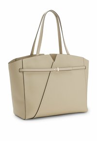 Sac cabas en cuir beige avec double anses, un panneau avant diagonal et un détail de ceinture fine avec une petite boucle dorée.