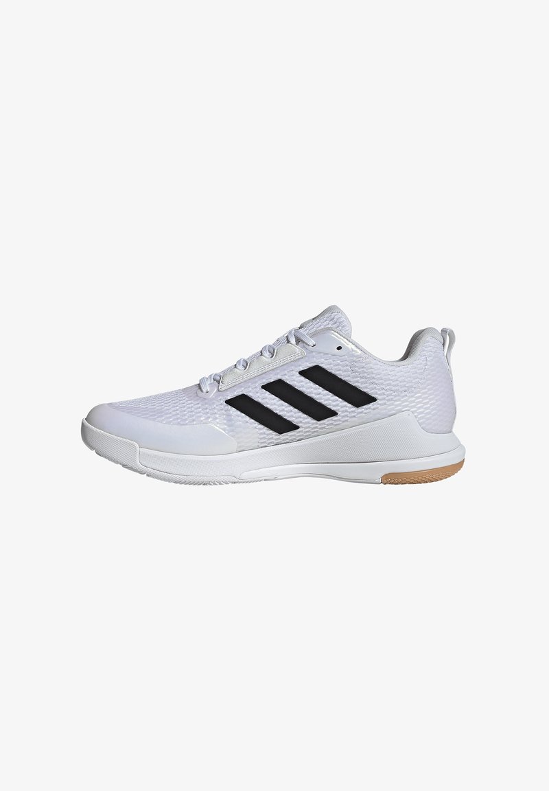 Scarpe sportive bianche realizzate in mesh e materiale sintetico. Presentano tre strisce nere, una parte superiore testurizzata e una suola in gomma con accenti marroni chiari.
