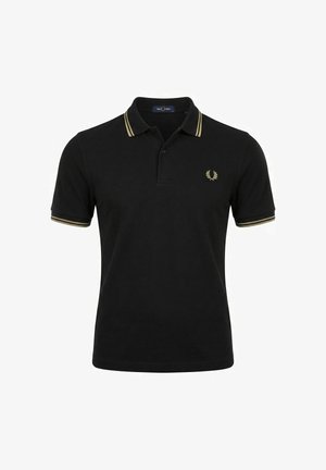 Camiseta polo negra de manga corta con doble raya beige en el cuello y las mangas, tapeta de dos botones y logo de corona de laurel beige en el pecho.