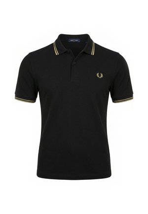 Camiseta polo negra de manga corta con doble raya beige en el cuello y las mangas, tapeta de dos botones y logo de corona de laurel beige en el pecho.