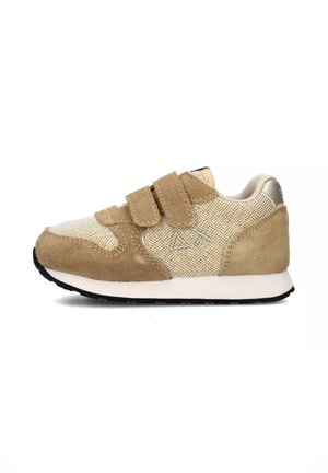 Sneaker beige con tomaia in suede e mesh, due cinturini in Velcro, colletto imbottito, suola ammortizzata e suola in gomma nera.