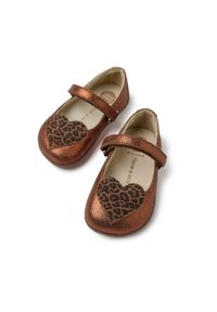 Scarpe Mary Jane color bronzo metallico con un design a cuore in stampa leopardata sulla punta. Presentano una fascia per una vestibilità sicura e una superficie liscia.