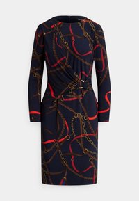 Tmavomodré šaty s dlhým rukávom s potlačou červených a hnedých opaskov a retiazok, v páse zúžené s detailom zlatej pracke.