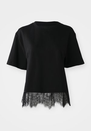 Juodas marškinėlis trumpomis rankovėmis, apatinėje dalyje turintis nėrinių apdailą. Nėriniai yra smulkiai išrašyti, su banguotais kraštais ir gėlių motyvais.