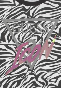 Felpa a righe zebrate in bianco e nero con un logo triangolare grigio con le scritte "GUESS" e "U.S.A"; dettaglio lucido rosa con la scritta "ICON" incluso.