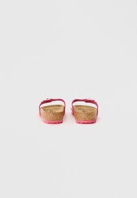 Roze kurken sandalen met een voetzoolontwerp. Beschikt over twee verstelbare bandjes, een gestructureerde zool en een glad bovenmateriaal.