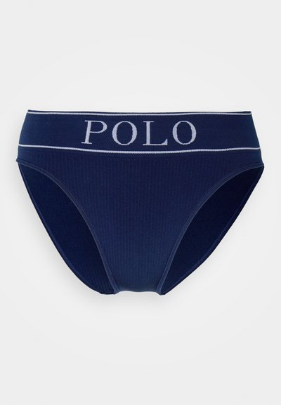 Cueca em algodão canelado azul marinho com uma cintura logotipada apresentando "POLO" em cinza claro. Textura suave com um corte clássico e sem padrões adicionais.