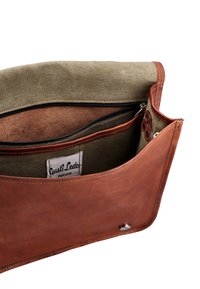 Gusti Leder TAYLOR 11" CAM - Taška cez plece - braun