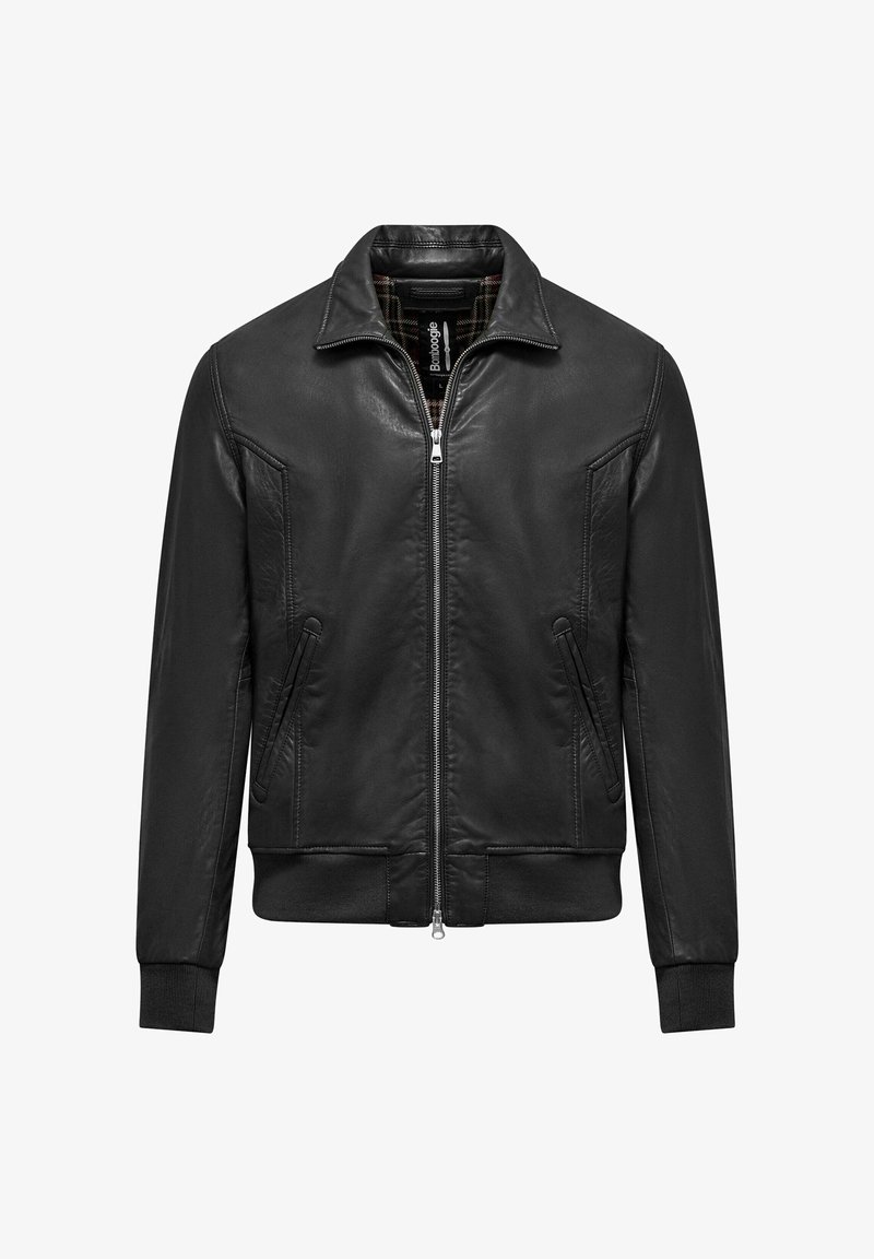 Giacca bomber in pelle nera con zip frontale, polsini e orlo a coste, e tasche laterali. L'interno presenta un motivo a scacchi.