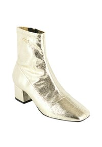 Zlaté kovové kotníkové boty se čtveratou špičkou, blokovým podpatkem a bočním zipem, které mají hladký, reflexní povrch a minimální švy.