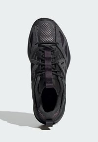 Čierna športová obuv s použitím sieťoviny a syntetických materiálov, textúrovanými akcentmi, šnurovaním a polstrovaným golierom.