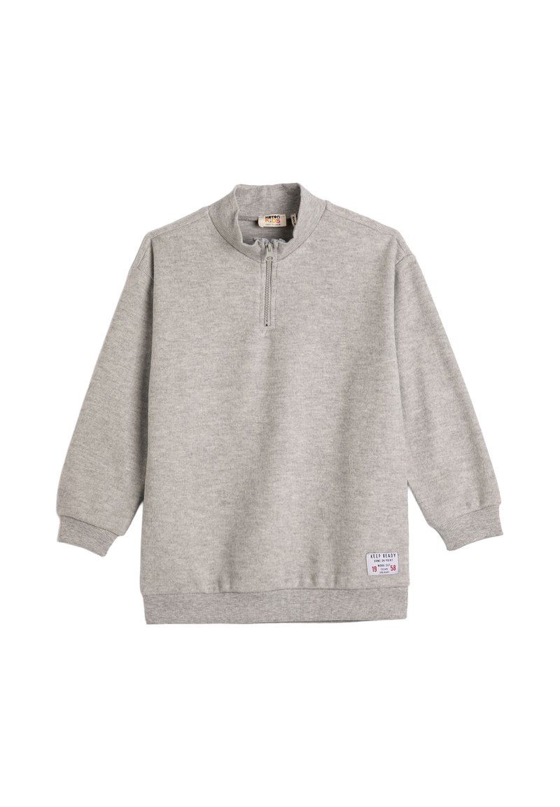 Sudadera gris claro con un cuello de media cremallera, puños y dobladillo de canalé. Presenta una pequeña etiqueta en la parte inferior derecha. Fabricada con tejido suave.