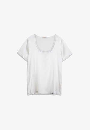 Biała koszulka z krótkim rękawem i okrągłym dekoltem, wykonana z miękkiej bawełny. Koszulka ma widoczne przeszycia wzdłuż dekoltu i rękawów.