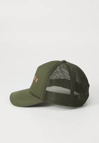 Cappello da camionista verde realizzato in tessuto e rete, con visiera curva e testo ricamato sul davanti. Schienale in rete prominente per una migliore ventilazione.