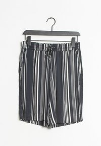 Pantaloni corti a righe con una cintura elastica e cordino, caratterizzati da linee verticali bianche e blu scuro. Tessuto leggero con una consistenza liscia.