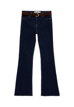 Pantalones vaqueros acampanados de mezclilla azul oscuro con bolsillos frontales y un cinturón de ante marrón con una hebilla plateada, exhibidos planos sobre un fondo blanco.