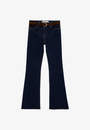 Donkerblauwe denim flared jeans met steekzakken aan de voorkant en een bruine suède riem met een zilveren gesp, plat uitgestald op een witte achtergrond.