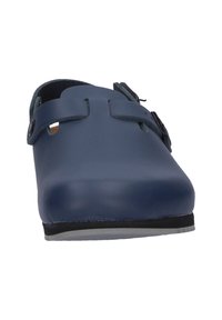Navyblaue Clogs aus glattem synthetischen Material, mit zwei verstellbaren Riemen mit schwarzer Hardware und einer flachen Gummisohle.