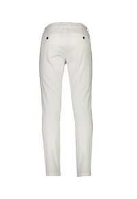 Pantalon blanc slim fit vu de dos avec deux poches arrière à boutons noirs et passants pour ceinture à la taille.