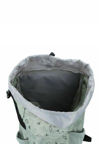 Lichtgrijze rugzak met een geometrisch patroon in donkerder grijs, met bovenklep sluiting en verstelbare banden; gladde stoffen binnenkant.