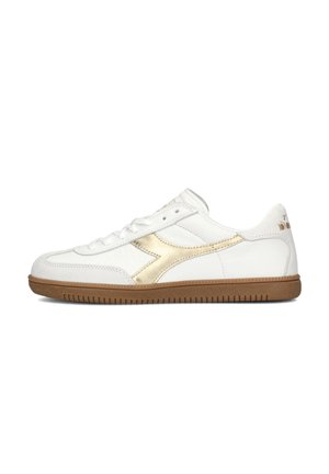 Sneakers bianchi in pelle con un design accentuato in oro, chiusura con lacci e suola in gomma, caratterizzati da dettagli testurizzati sulla parte superiore.