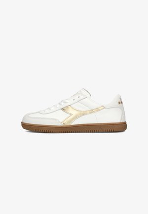 Sneakers bianchi in pelle con un design accentuato in oro, chiusura con lacci e suola in gomma, caratterizzati da dettagli testurizzati sulla parte superiore.