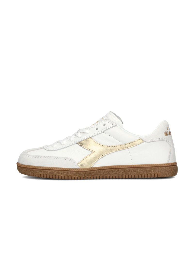 Sneakers bianchi in pelle con un design accentuato in oro, chiusura con lacci e suola in gomma, caratterizzati da dettagli testurizzati sulla parte superiore.