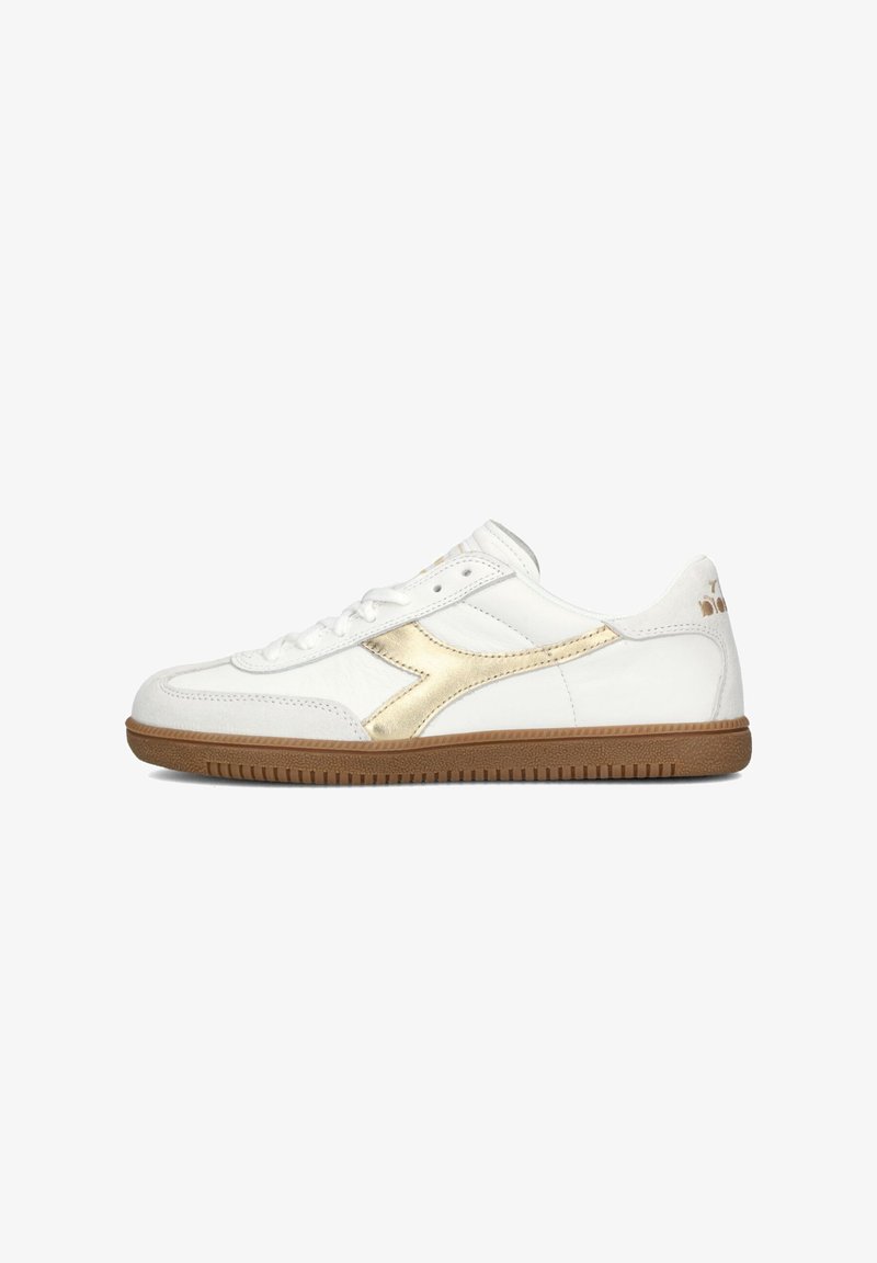 Sneakers bianchi in pelle con un design accentuato in oro, chiusura con lacci e suola in gomma, caratterizzati da dettagli testurizzati sulla parte superiore.