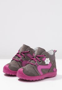 Grijze suède schoenen met roze accenten en veters. Voorzien van een bloemdecoratie en een rubberen zool met een gestructureerde grip. Hoge schoenen.