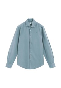 Camisa de botones de manga larga azul claro con cuello y botones blancos, presentada de forma plana sobre un fondo blanco.