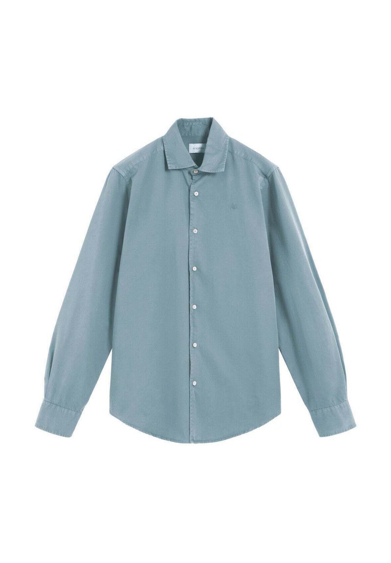 Camisa de botones de manga larga azul claro con cuello y botones blancos, presentada de forma plana sobre un fondo blanco.