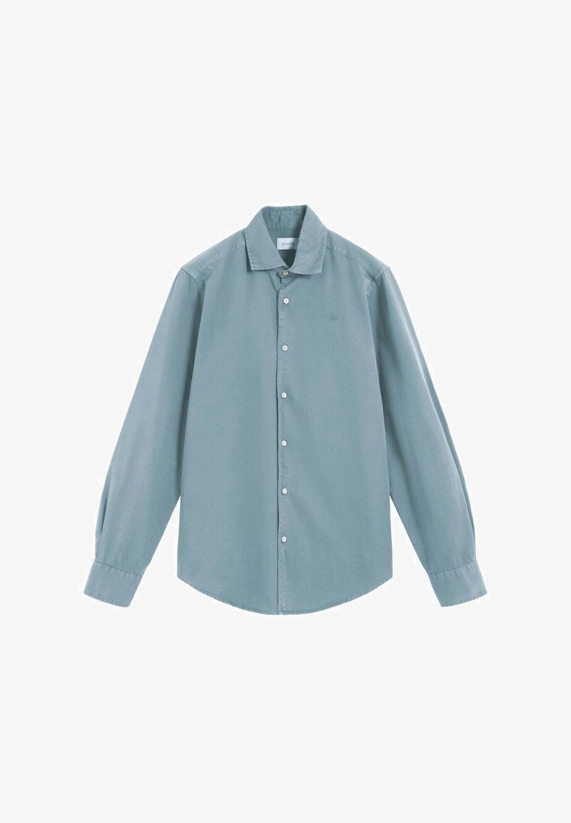 Camisa de botones de manga larga azul claro con cuello y botones blancos, presentada de forma plana sobre un fondo blanco.