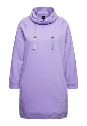 Abito felpa viola chiaro con collo a cappuccio, lacci con finiture in metallo e maniche a tre quarti. Presenta una vestibilità comoda e tasche laterali.
