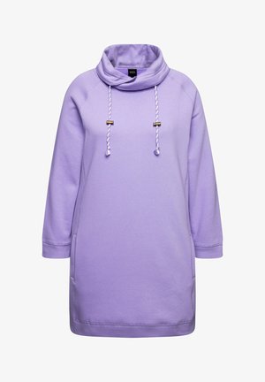 Abito felpa viola chiaro con collo a cappuccio, lacci con finiture in metallo e maniche a tre quarti. Presenta una vestibilità comoda e tasche laterali.