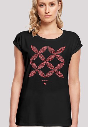 Schwarzes T-Shirt mit einem korallenfarbenen Blumenmuster, kurzen Ärmeln und lockerer Passform. Akzentuiert mit dem Text "FANTASTISCH" und einem Stern.