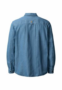 Chemise en denim bleu clair à manches longues vue de dos, ornée d’un petit logo brodé marron sous le col.