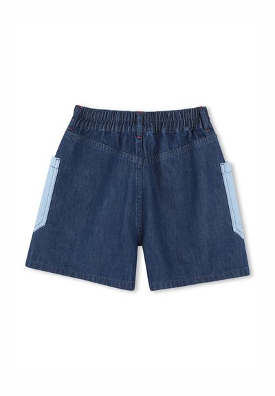 Denim shorts met een elastische tailleband, blauwe kleur, voorzien van twee lichtblauwe contrasterende zijzakken en rode stiksels.