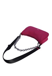 Bolso sintético rosa de forma rectangular, con cadena plateada y correa de hombro de textil negro que presenta texto en relieve. Apertura con cremallera en la parte superior.