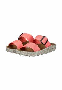 Sandali in tessuto rosa con fibbie nere regolabili, solette marroni strutturate e suole in piattaforma bianche macchiate con un design a bordo ondulato.
