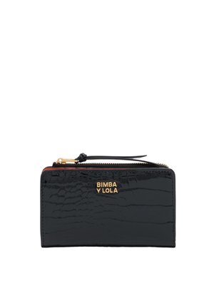Cartera negra de cuero charolado con textura de cocodrilo, cremallera dorada y logo "BIMBA Y LOLA" en letras doradas en el frente.