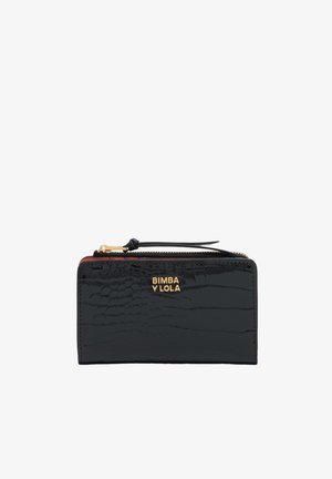 Cartera negra de cuero charolado con textura de cocodrilo, cremallera dorada y logo "BIMBA Y LOLA" en letras doradas en el frente.