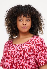 Κόκκινη και ροζ μπλούζα κοντομάνικη με στικτή πατίνα, στρογγυλή λαιμόκοψη και υφασμάτινη υφή.